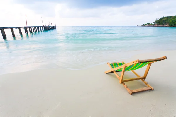 Пляжное кресло на белом песке — стоковое фото