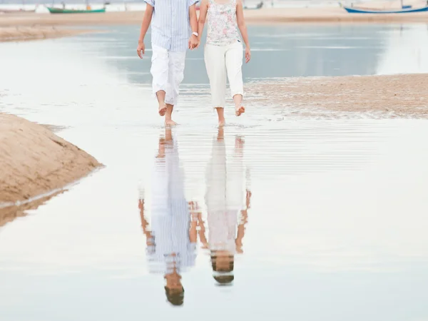 Una coppia che cammina sulla spiaggia — Foto Stock
