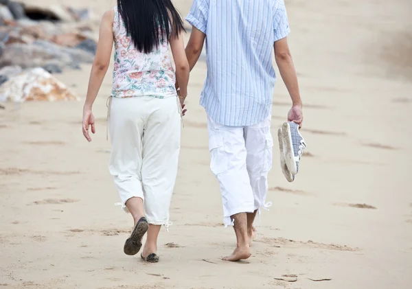Una coppia che cammina sulla spiaggia — Foto Stock