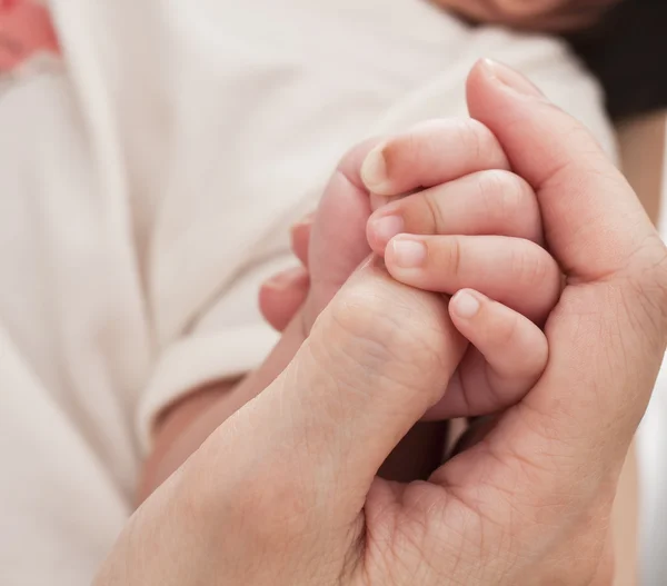 Hand des Säuglings und Hand der Mutter — Stockfoto