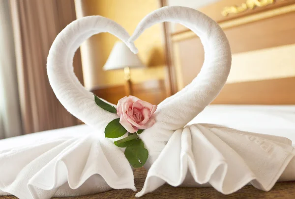 花とタオルで飾られた新婚旅行ベッド スイート — ストック写真