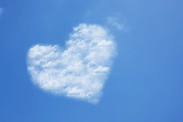 Coeur dans le ciel bleu nuage — Photo