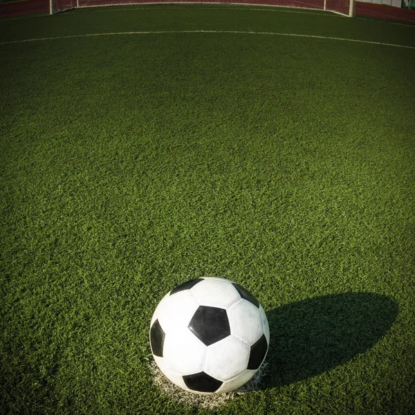 Bola de futebol no gol, conceito de sucesso — Fotografia de Stock