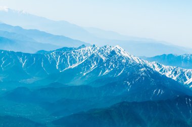 kar dağ manzara mavi gökyüzü ile