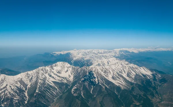 ภูมิทัศน์ภูเขาหิมะที่มีท้องฟ้าสีฟ้า — ภาพถ่ายสต็อก