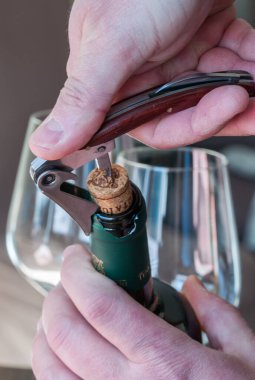 Bir şişe İtalyan beyaz şarabını aç.