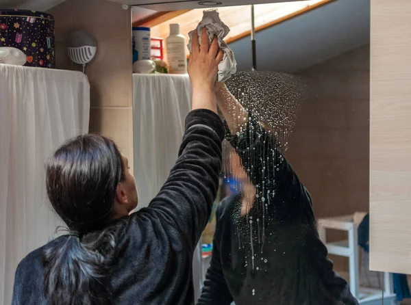 Dona Casa Limpa Espelho Com Pano Visto Por Trás Parcialmente — Fotografia de Stock