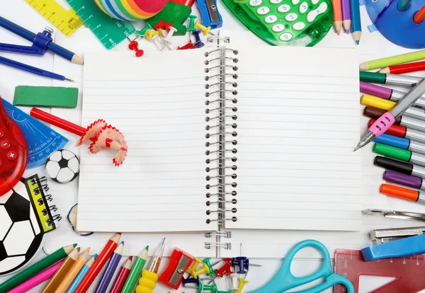 Material escolar y de oficina sobre fondo blanco. Regreso a la escuela . —  Fotos de Stock