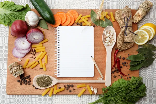 Caderno de receitas e especiarias em mesa de madeira — Fotografia de Stock