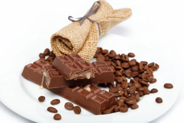 Chocolate y granos de café en saqueo . — Foto de Stock