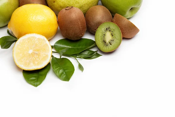 Fruta fresca. Kiwi y limón aislados sobre un fondo blanco . —  Fotos de Stock