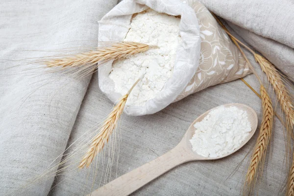 荒布小麦粉と小麦の粒 — ストック写真