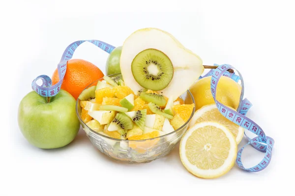 新鮮な果物と、白い背景で隔離のサラダ. — ストック写真