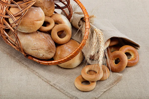 Frische Brote für eine Vielzahl von Säcken. — Stockfoto