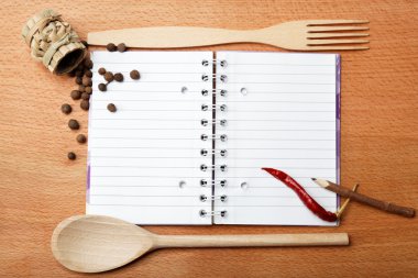 yemek tarifleri ve baharat üzerine ahşap masa için defter