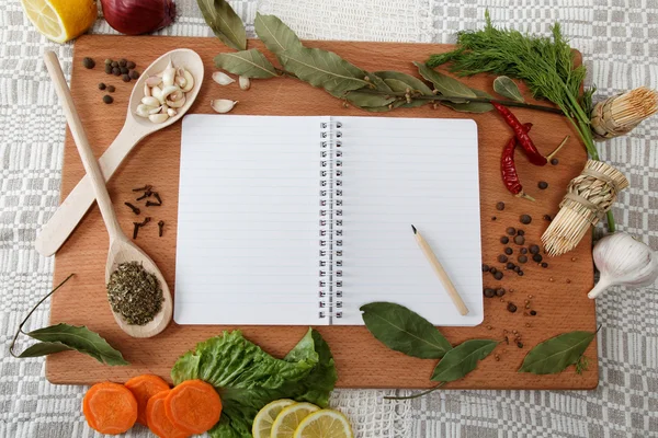 Notebook pro recepty a koření na dřevěný stůl — Stock fotografie
