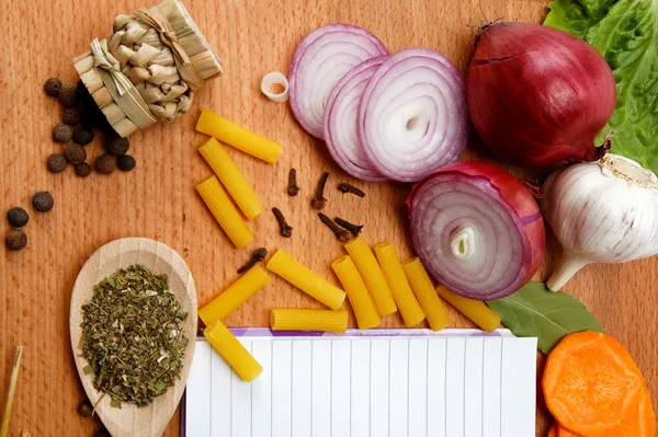 Anteckningsbok för recept och kryddor på träbord — Stockfoto