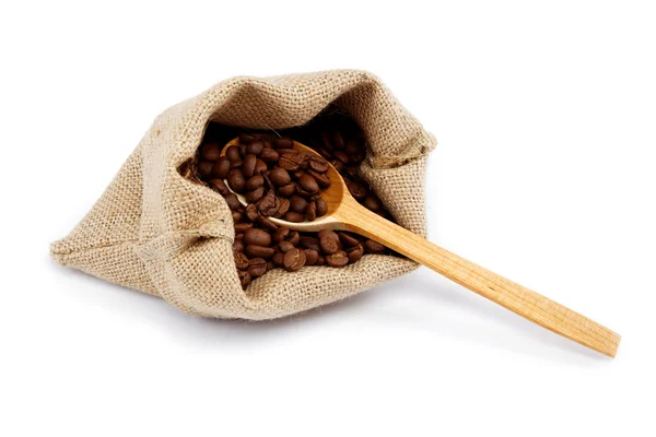 Кофейные зерна в мешочке . — стоковое фото