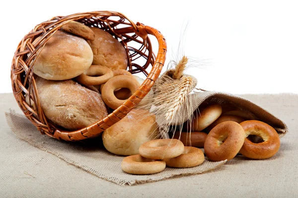 Frische Brote für eine Vielzahl von Säcken. — Stockfoto