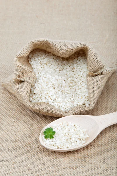 Arroz em uma bolsa em saquear . — Fotografia de Stock