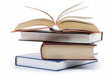 Beyaz arkaplanda bir yığın kitap.
