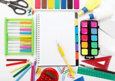 Beyaz arka plan üzerinde izole ofis ve öğrenci aksesuarları. b