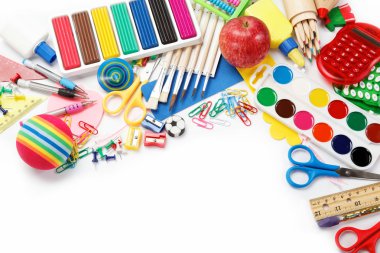 Beyaz arka plan üzerinde izole ofis ve öğrenci aksesuarları. b
