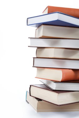 Beyaz arkaplanda bir yığın kitap.