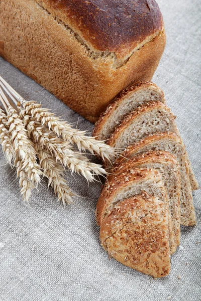 Čerstvý chléb s uši pšenice na plátně. — Stock fotografie