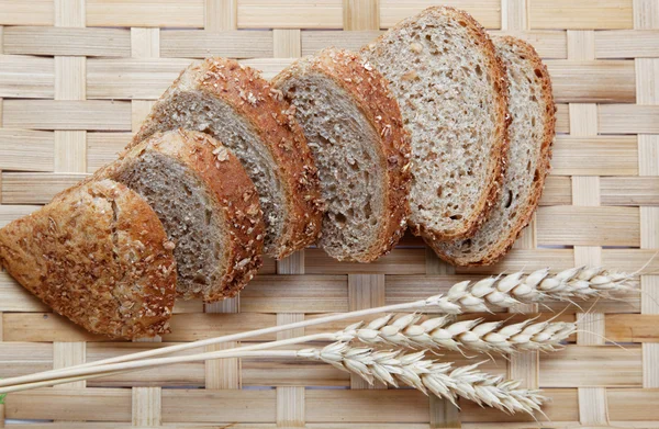 Frisches Brot mit Ähren — Stockfoto