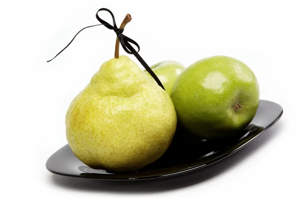 Frutas frescas aisladas sobre un fondo blanco . — Foto de Stock