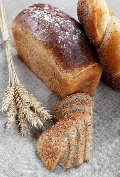 Vers brood met oren van tarwe op het canvas. — Stockfoto