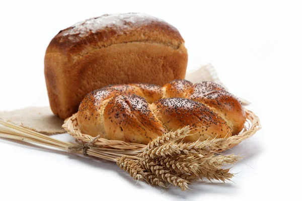 Frische Brote für eine Sorte isoliert auf weiß. — Stockfoto