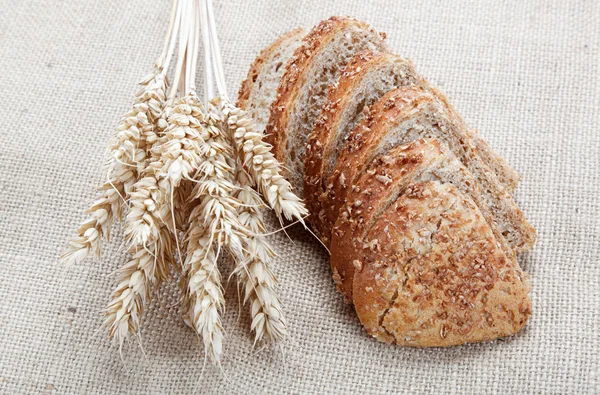 Vers brood met oren van tarwe op het canvas. — Stok fotoğraf