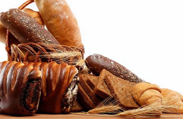 Fresh breads for a variety isolated on white. — Stock Photo, Image