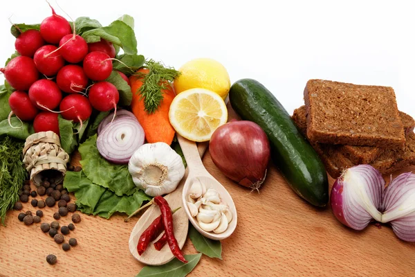 Čerstvá zelenina a ovoce na dřevěný stůl. zdravé jídlo. — Stock fotografie