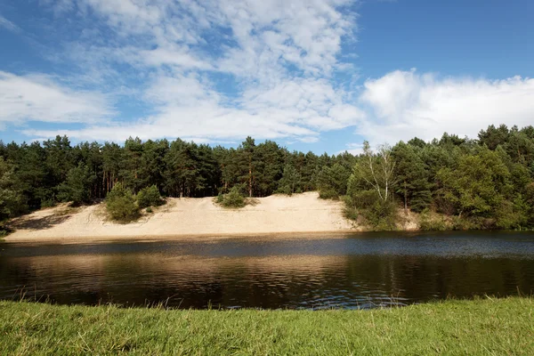 Landschaft - Wiese, blauer Himmel und Fluss — Stockfoto