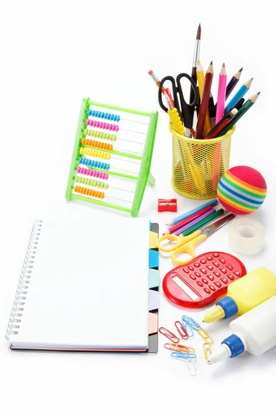 Accessoires de bureau et étudiants isolés sur fond blanc. B — Photo