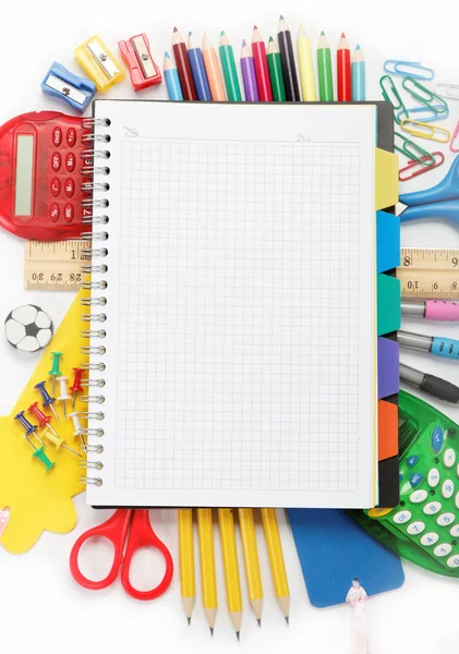 Accessoires de bureau et étudiants isolés sur fond blanc. B — Photo