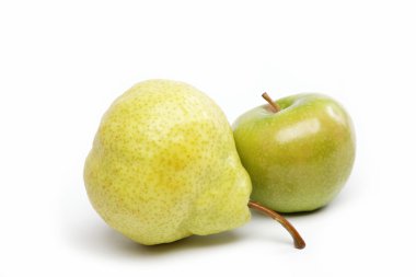 Armut ve elma beyaz arkaplanda izole edilmiş