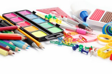 Beyaz arka plan üzerinde izole ofis ve öğrenci aksesuarları. b