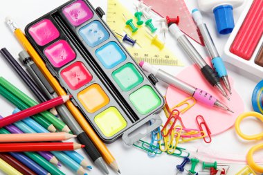 Beyaz arka plan üzerinde izole ofis ve öğrenci aksesuarları. b