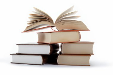 Beyaz arkaplanda bir yığın kitap.