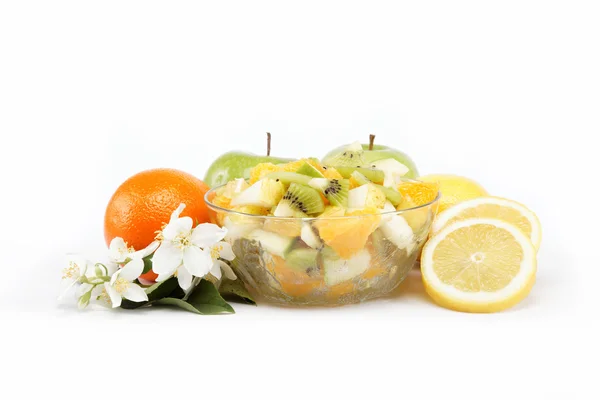 Frutas frescas e salada isolada sobre um fundo branco . — Fotografia de Stock