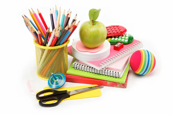 Fournitures scolaires et de bureau sur fond blanc. Retour à l'école . — Photo