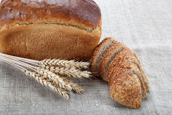 Vers brood met oren van tarwe op het canvas. — Stok fotoğraf