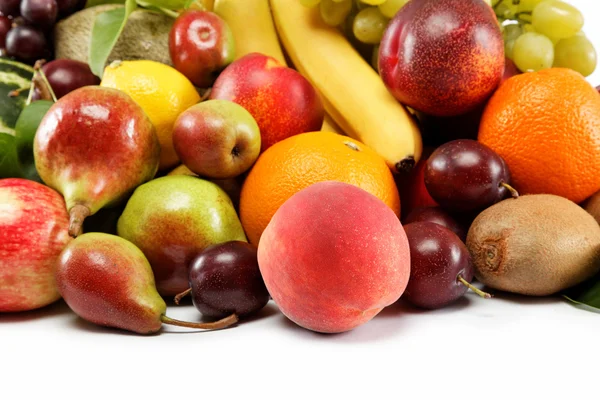 Frutas frescas isoladas sobre fundo branco. Conjunto de diferentes fr — Fotografia de Stock