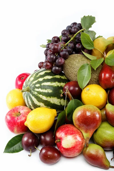 Frutas frescas isoladas sobre fundo branco. Conjunto de diferentes fr — Fotografia de Stock