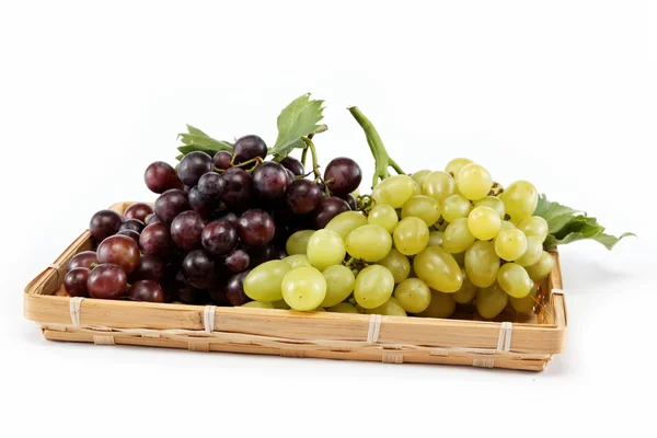 Grape frukt med gröna blad isolerad på vita bak — Stockfoto