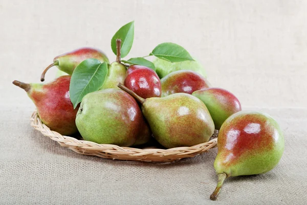Frukterna päron isolerad på duken. — Stockfoto